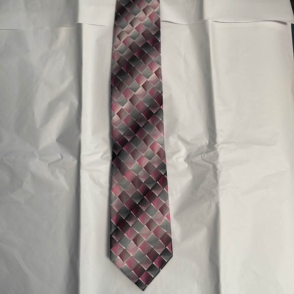 Van Heusen Gray / Pink Tie
